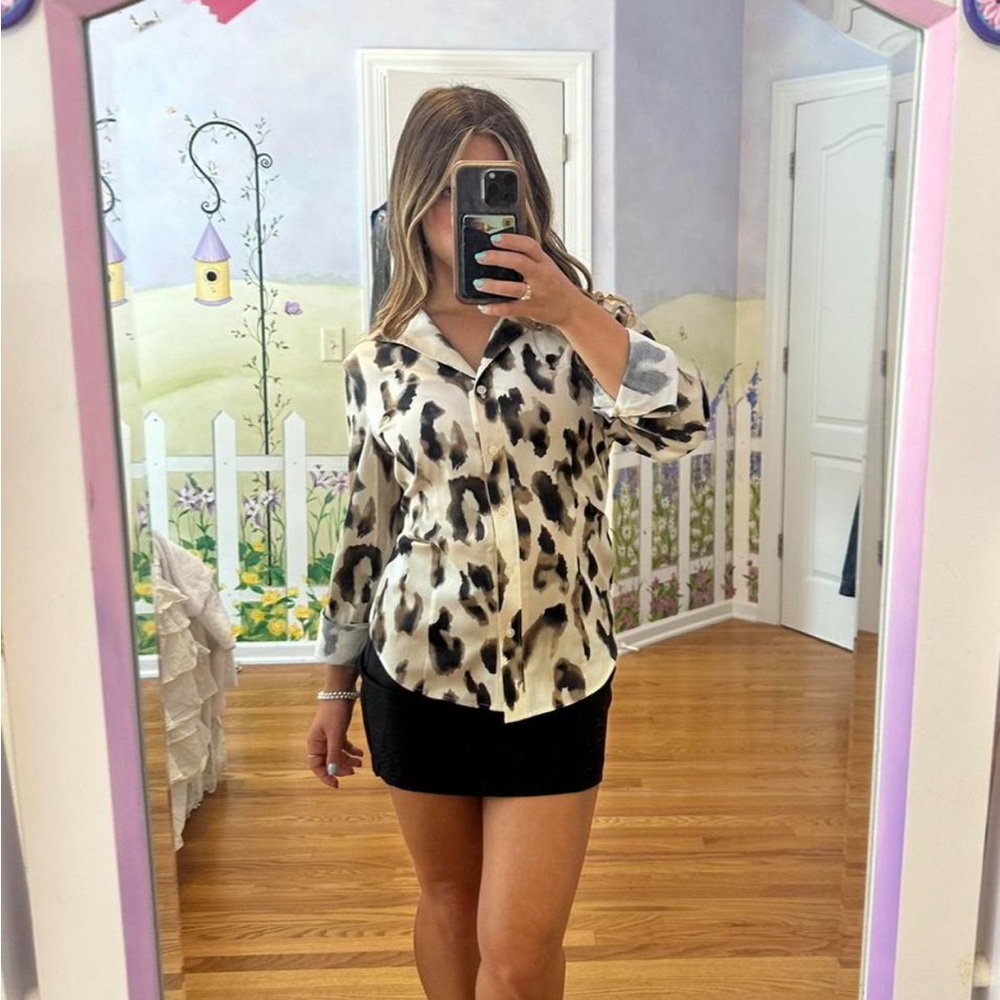 Paperwhite cheetah pattern button up - Picture 4 of 6